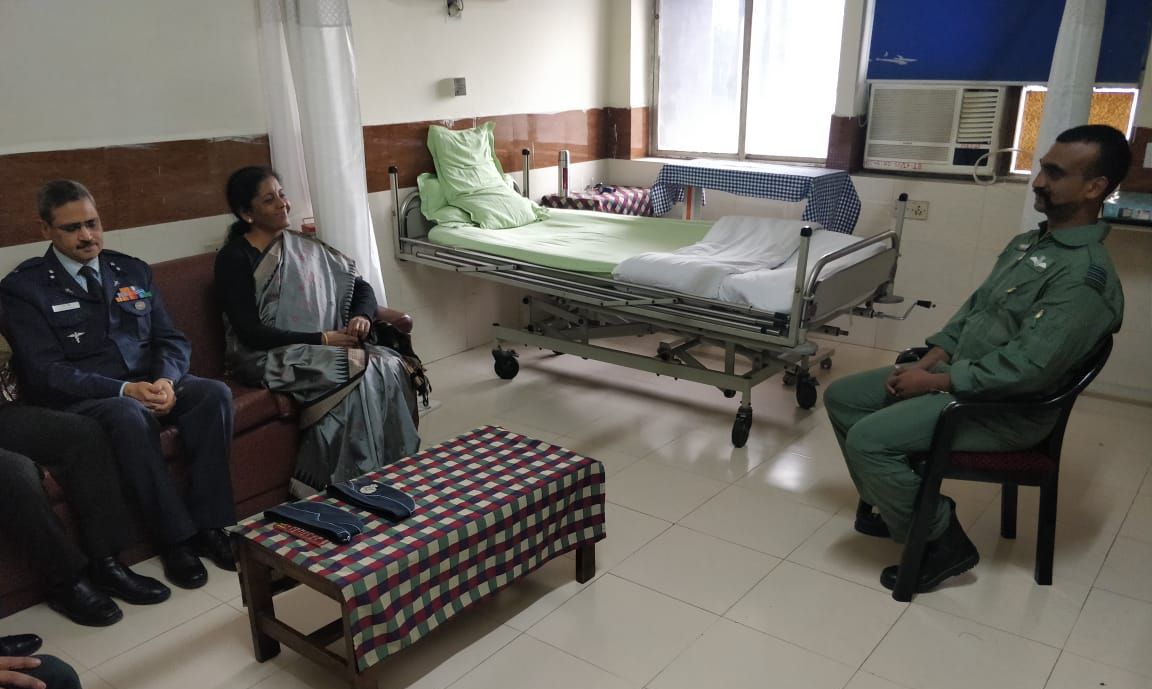 दिल्ली: विंग कमांडर अभिनंदन की टूटी है पसली, पीठ में लगी है अंदरूनी चोट, मेडिकल रिपोर्ट से हुआ खुलासा