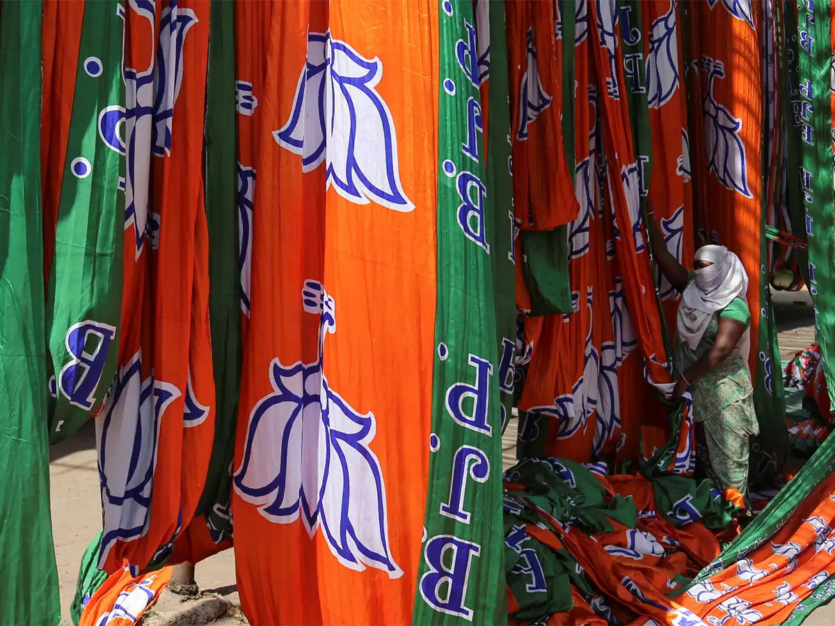 बीजेपी को अरुणाचल में करारा झटका, 2 मंत्रियों और 12 विधायकों ने छोड़ा पार्टी का साथ
