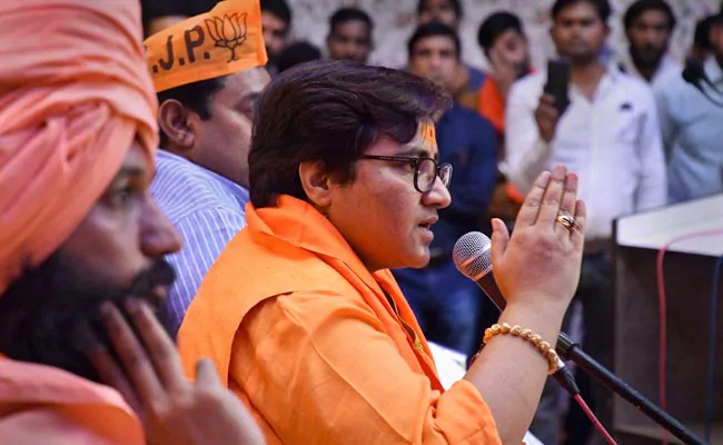 पहले बाबरी मस्जिद ढहाया, अब वहीं बनाएंगे राम मंदिर वाले बयान पर प्रज्ञा ठाकुर को चुनाव आयोग का नोटिस