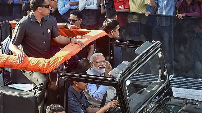 वोटिंग के बाद मोदी ने किया अहमदाबाद में रोड शो, कांग्रेस की शिकायत पर चुनाव आयोग ने मांगी रिपोर्ट