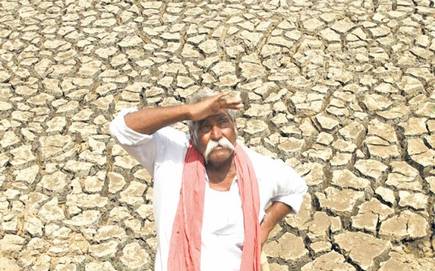 पीएम मोदी के गुजरात में किसानों पर सूखे की मार, उनके हिस्से का पानी फैक्ट्रियों को दे रही बीजेपी सरकार