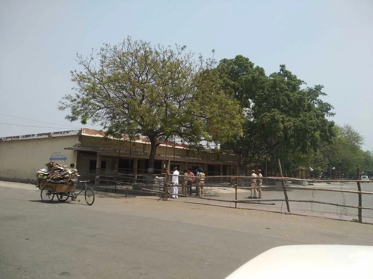 मुजफ्फरनगरः चुनाव के बाद ईवीएम की सुरक्षा बनी चुनौती, लाठी-डंडे के साथ पहरेदारी कर रहा विपक्ष