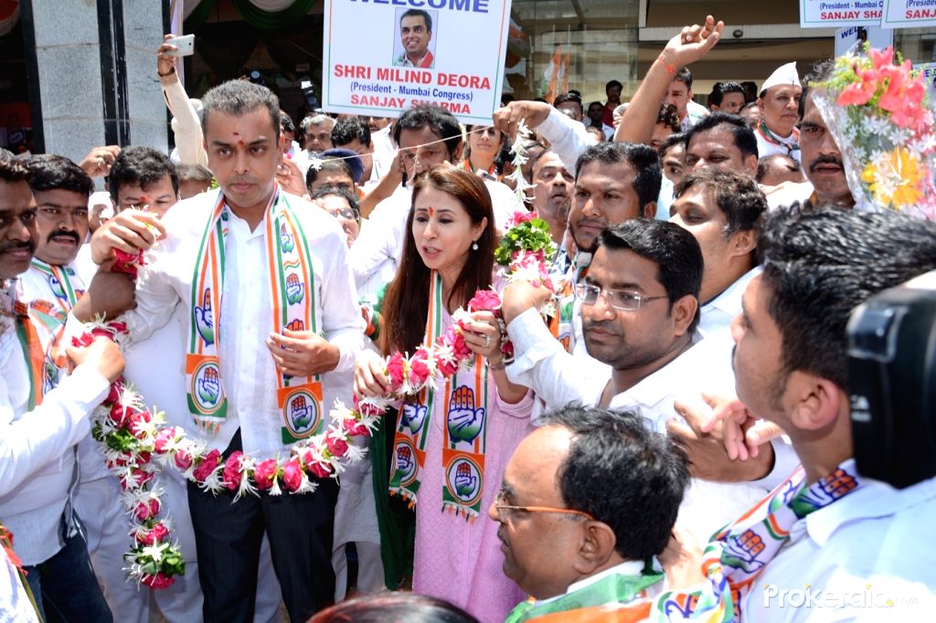 महाराष्ट्र : अंतिम चरण में 17 सीटों पर 323 उम्मीदवार, उर्मिला-मिलिंद की किस्मत होगी ईवीएम में बंद