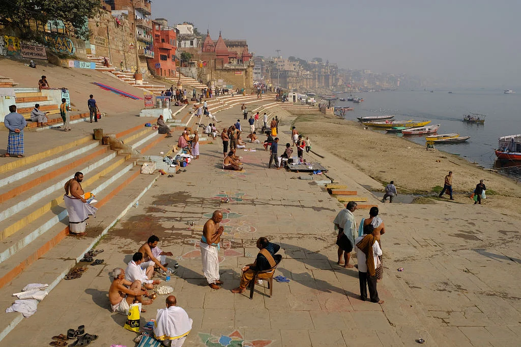 सही पूछा त बनारस क मन डोले लगल हौ, काशी डमरू लेके डोल गयल त लेवे के देवे पड़ जाई...’