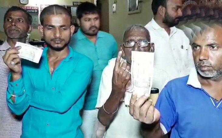 चंदौली: बीजेपी कर्यकर्ताओं ने दलितों को मतदान से रोकने के लिए उंगली पर लगा दी स्याही, दिए 500-500 रूपए