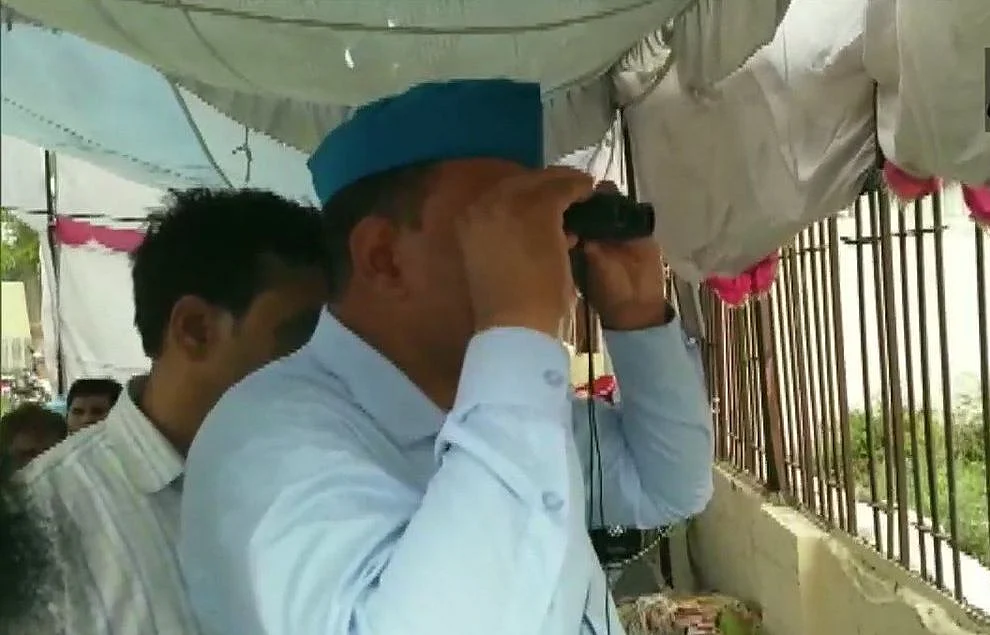 ईवीएम की पहरेदारी में जुटे एसपी-बीएसपी के कार्यकर्ताओं, स्टांग रूम के बाहर दूरबीन से कर रहे हैं निगरानी