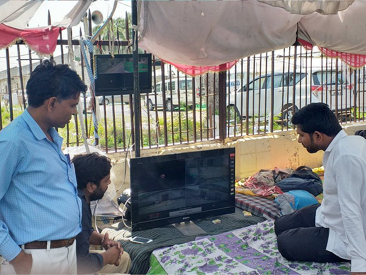 ईवीएम की पहरेदारी में जुटे एसपी-बीएसपी के कार्यकर्ताओं, स्टांग रूम के बाहर दूरबीन से कर रहे हैं निगरानी