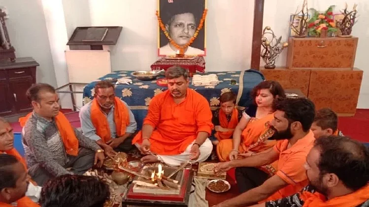 हिन्दू महासभा ने मनाया गोडसे का जन्मदिन, चिट्ठी लिख राष्ट्रपति से की राजघाट से गांधी समाधि हटाने की मांग