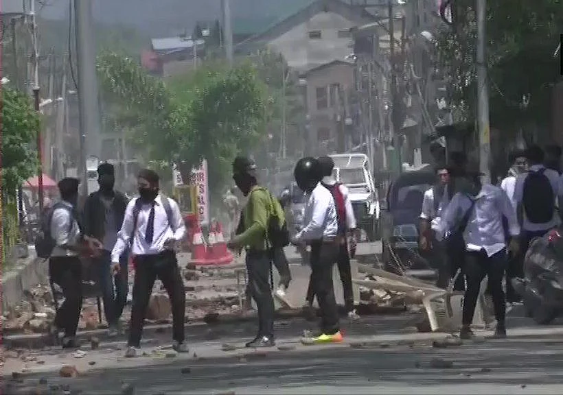 जम्मू-कश्मीर: बांदीपोरा रेप के खिलाफ हिंसक प्रदर्शन, छात्रों ने की पत्थरबाजी तो पुलिस ने छोड़े आंसू गैस के गोले