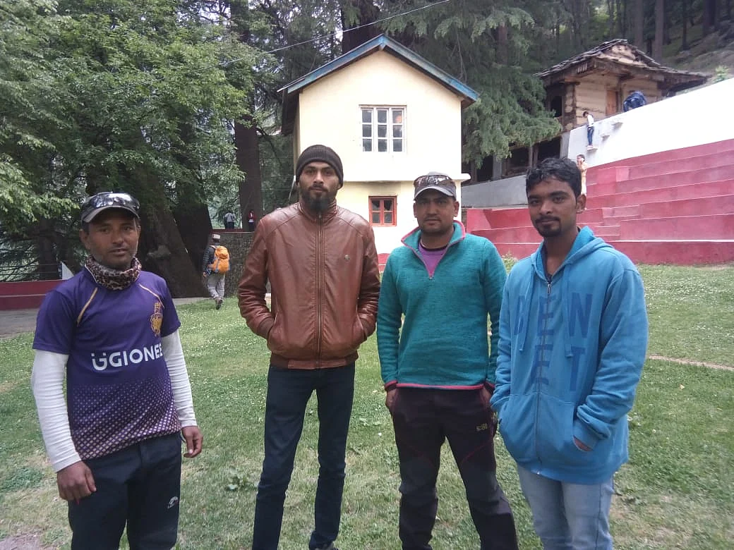 प्रीणी में ऋषि जमदग्नि मंदिर के बाहर गांववाले बात करते हुए