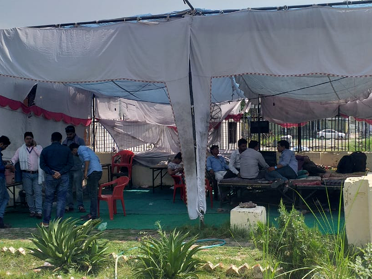 ईवीएम की पहरेदारी में जुटे एसपी-बीएसपी के कार्यकर्ताओं, स्टांग रूम के बाहर दूरबीन से कर रहे हैं निगरानी