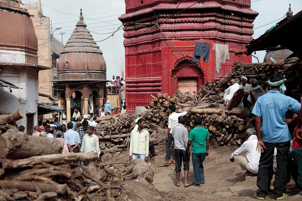 सही पूछा त बनारस क मन डोले लगल हौ, काशी डमरू लेके डोल गयल त लेवे के देवे पड़ जाई...’