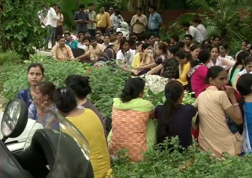 देश में नौकरियों का अकाल, मोदी सरकार ने अस्पतालों से दर्जनों नर्सिंग कर्मियों को किया बाहर, कर्मचारी दे रहे धरना
