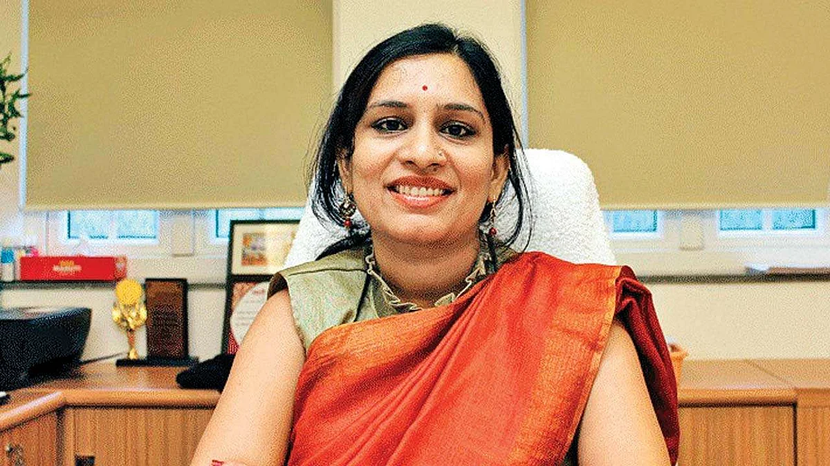 महात्मा गांधी पर टिप्पणी करने वाली आईएएस अधिकारी का तबादला, वापस मंत्रालय में भेजा