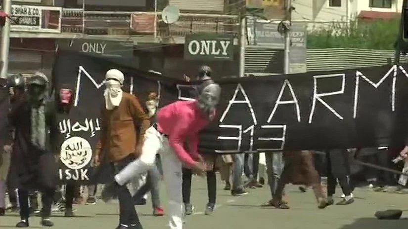 ईद की नमाज के बाद कश्मीर घाटी में बवाल, कई जगहों पर पत्थरबाजों और सुरक्षाबलों के बीच झड़प