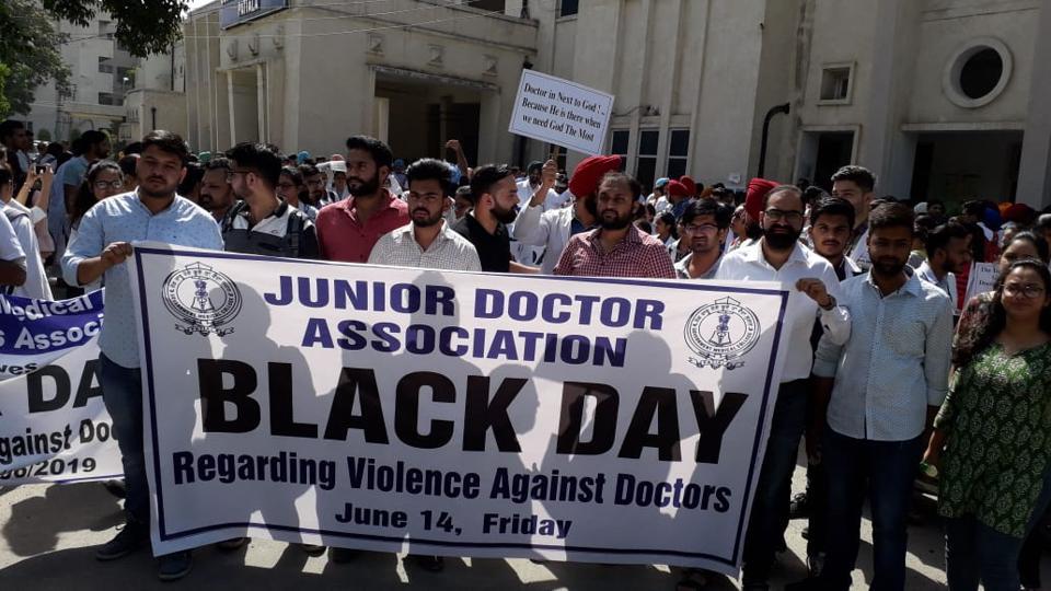 देश भर में डॉक्टरों का विरोध जारी, आईएमए का ऐलान- आज से तीन दिवसीय विरोध शुरु, सोमवार को देशव्यापी हड़ताल