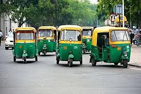 दिल्ली के लोगों पर महंगाई की मार, बढ़ गया ऑटो का किराया, जानिए कितना पड़ा जेब पर बोझ