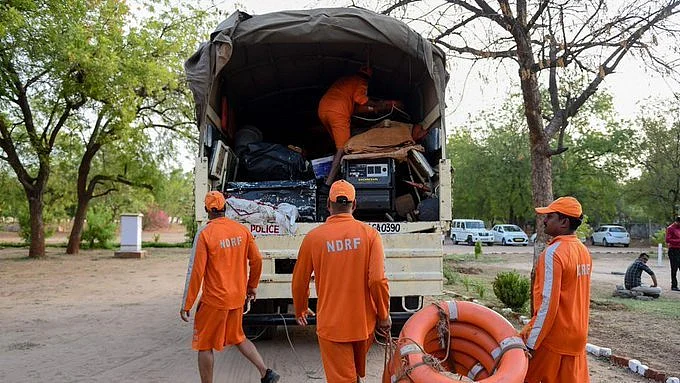 ‘वायु’ तूफान की महाराष्ट्र में दस्तक, गुजरात पहुंचने से पहले मचा हड़कंप, तस्वीरों में देखें तैयारी