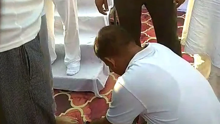 वीडियो: योगी राज में वीआईपी कल्चर! बीजेपी मंत्री को सरकारी कर्मचारी ने पहनाया जूता, जानें सफाई में क्या कहा?