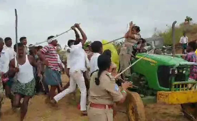 वीडियो: तेलंगाना में टीआरएस विधायक के भाई की गुंडागर्दी, महिला पुलिसकर्मी को लाठियों से पीटा
