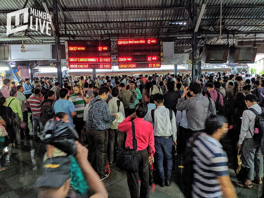 तस्वीरों में देखें मुंबई में भारी बारिश से लोग बेहाल, सड़कों से लेकर घरों तक पानी-पानी, रेलवे ट्रैक डूबा