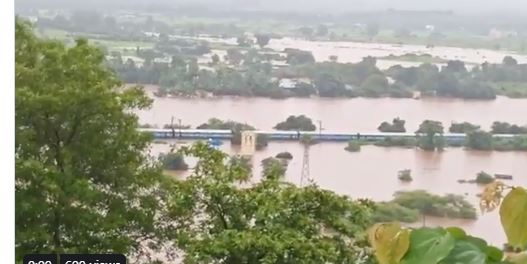 नवजीवन बुलेटिन: मुंबई में आसमान से बरस रही आफत, ट्रेन में फंसे 2000 यात्री, सड़कों पर भरा पानी, देखिए 4 बड़ी खबर