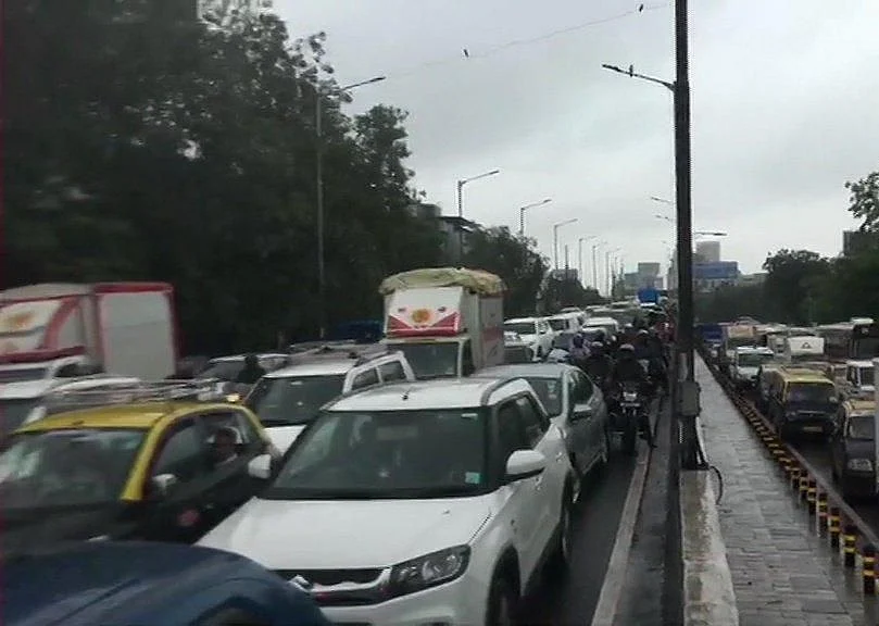 तस्वीरों में देखें मुंबई में भारी बारिश से लोग बेहाल, सड़कों से लेकर घरों तक पानी-पानी, रेलवे ट्रैक डूबा