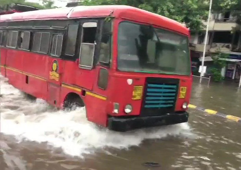 तस्वीरों में देखें बारिश से बेहाल मुंबई, सड़कों पर गाड़ियों की जगह मछलियां, एयरपोर्ट और रेलवे ट्रैक भी डूबा