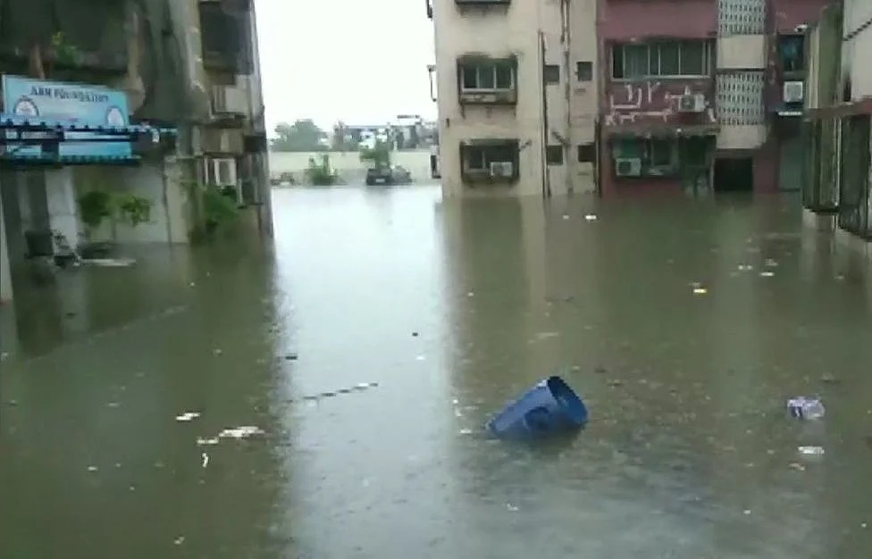 तस्वीरों में देखें बारिश से बेहाल मुंबई, सड़कों पर गाड़ियों की जगह मछलियां, एयरपोर्ट और रेलवे ट्रैक भी डूबा