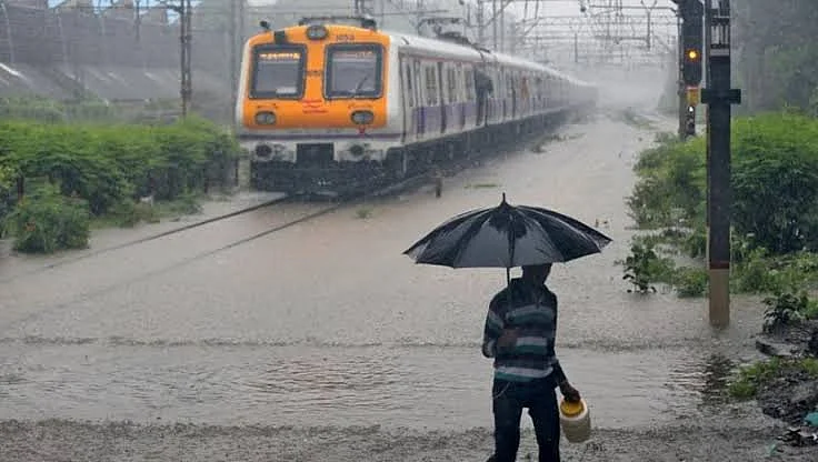 तस्वीरों में देखें मुंबई में भारी बारिश से लोग बेहाल, सड़कों से लेकर घरों तक पानी-पानी, रेलवे ट्रैक डूबा