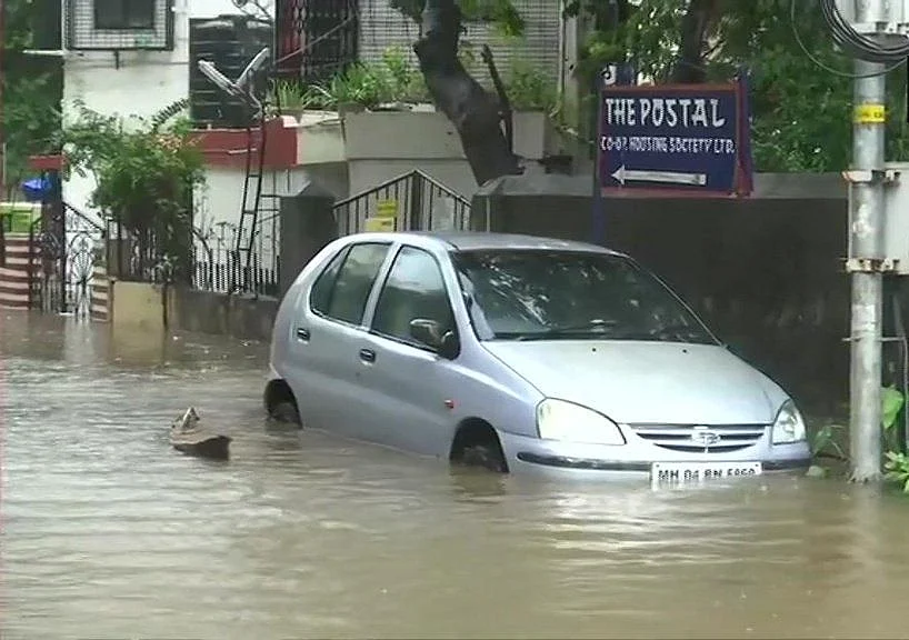 तस्वीरों में देखें मुंबई में भारी बारिश से लोग बेहाल, सड़कों से लेकर घरों तक पानी-पानी, रेलवे ट्रैक डूबा