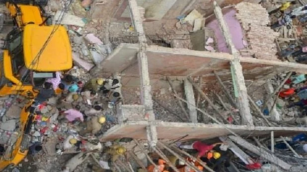 तस्वीरों में देखें मुंबई के डोंगरी में धराशायी हुई 4 मंजिला इमारत, हादसे के बाद मची चीख पुकार, करीब 50 लोग दबे