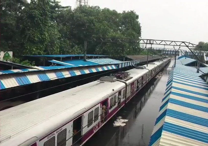 तस्वीरों में देखें बारिश से बेहाल मुंबई, सड़कों पर गाड़ियों की जगह मछलियां, एयरपोर्ट और रेलवे ट्रैक भी डूबा