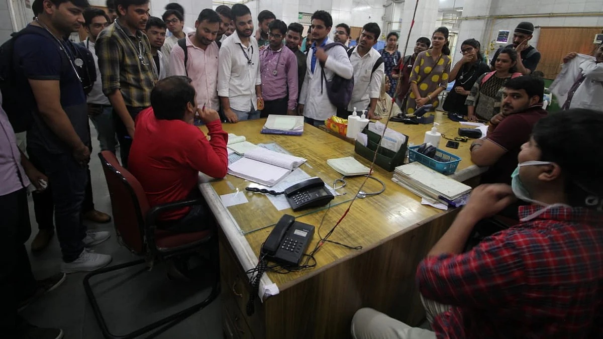नवजीवन बुलेटिन: मारपीट के विरोध में हिंदु राव के डॉक्टर हड़ताल पर, मरीज हलकान, इस समय की 4 बड़ी खबरें