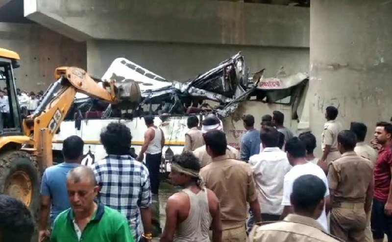 ड्राइवर, रूट और स्पीड को लेकर बड़ी लापरवाही, आखिर यमुना एक्सप्रेस-वे पर 29 लोगों की मौत का जिम्मेदार कौन?
