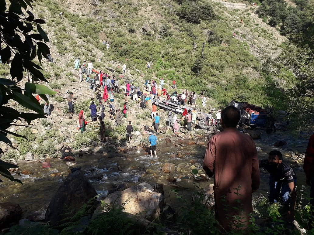जम्मू कश्मीर: किश्तवाड़ में बड़ा सड़क हादसा, खाई में बस गिरने से 35 लोगों की मौत, कई लोग घायल