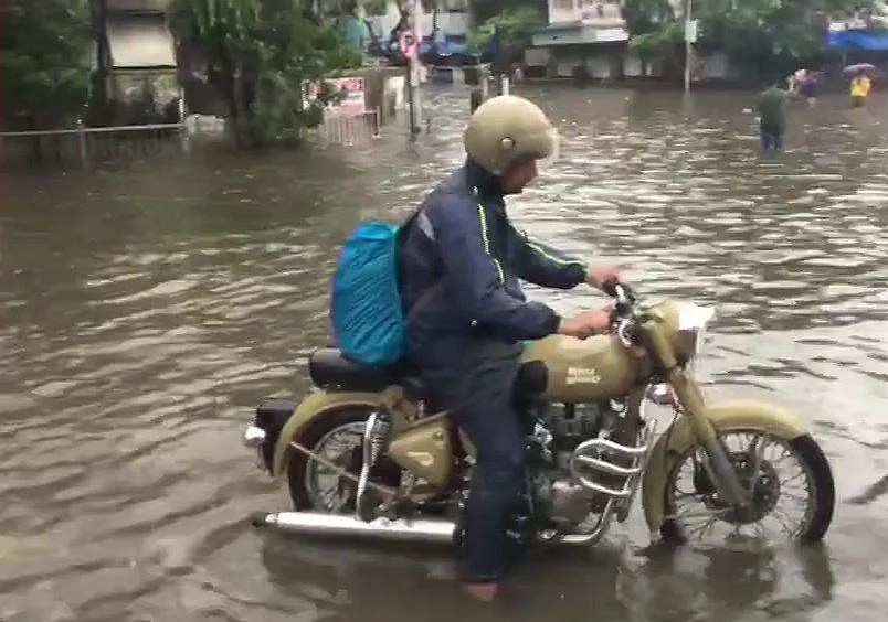 तस्वीरों में देखें बारिश से बेहाल मुंबई, सड़कों पर गाड़ियों की जगह मछलियां, एयरपोर्ट और रेलवे ट्रैक भी डूबा