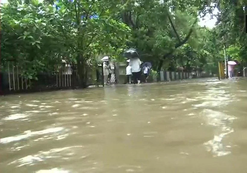 तस्वीरों में देखें मुंबई में भारी बारिश से लोग बेहाल, सड़कों से लेकर घरों तक पानी-पानी, रेलवे ट्रैक डूबा