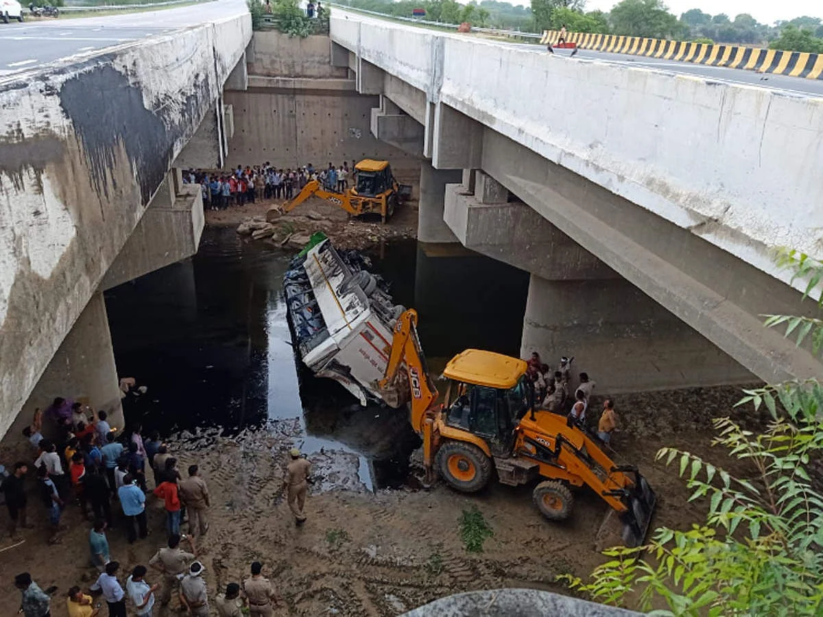 ड्राइवर, रूट और स्पीड को लेकर बड़ी लापरवाही, आखिर यमुना एक्सप्रेस-वे पर 29 लोगों की मौत का जिम्मेदार कौन?