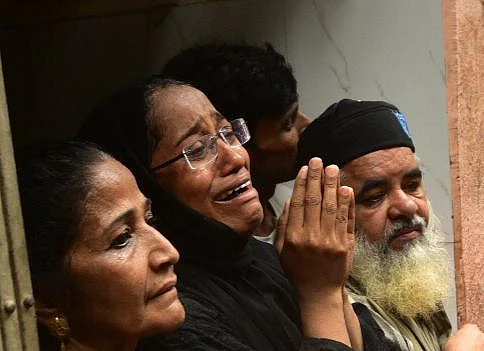 तस्वीरों में देखें मुंबई के डोंगरी में धराशायी हुई 4 मंजिला इमारत, हादसे के बाद मची चीख पुकार, करीब 50 लोग दबे
