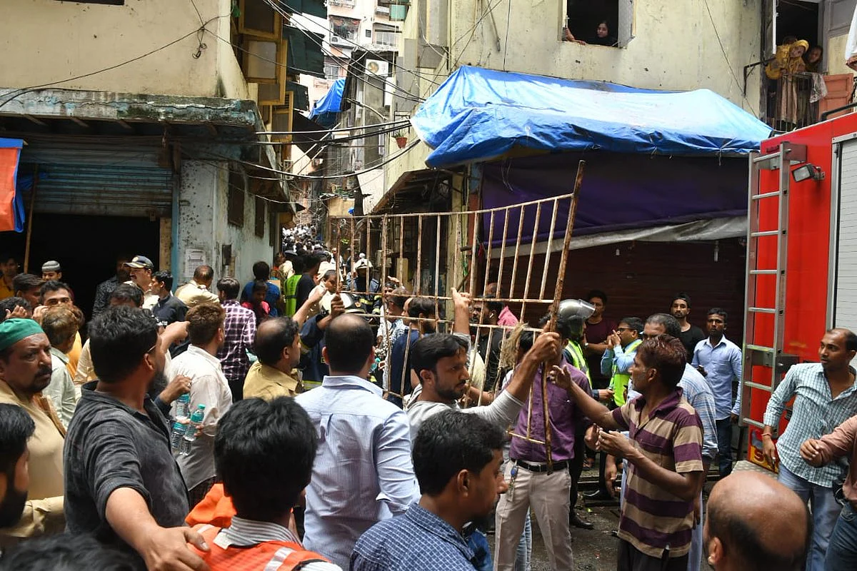 तस्वीरों में देखें मुंबई के डोंगरी में धराशायी हुई 4 मंजिला इमारत, हादसे के बाद मची चीख पुकार, करीब 50 लोग दबे