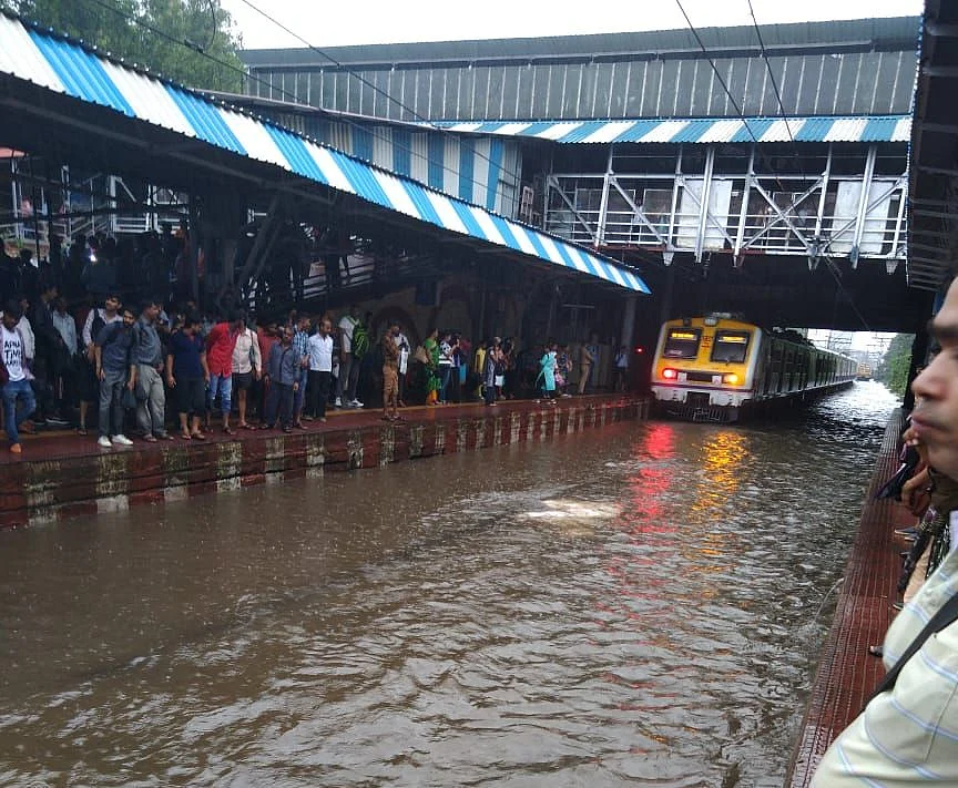 तस्वीरों में देखें मुंबई में भारी बारिश से लोग बेहाल, सड़कों से लेकर घरों तक पानी-पानी, रेलवे ट्रैक डूबा