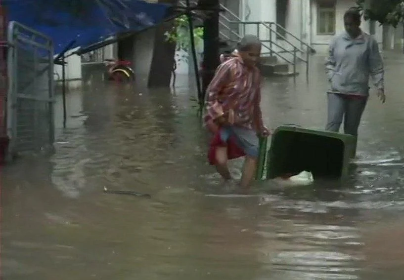 तस्वीरों में देखें मुंबई में भारी बारिश से लोग बेहाल, सड़कों से लेकर घरों तक पानी-पानी, रेलवे ट्रैक डूबा
