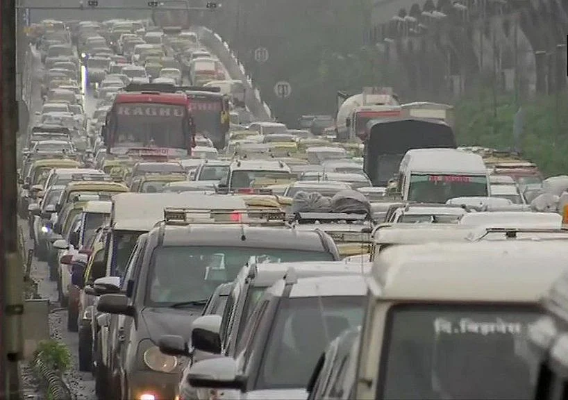 तस्वीरों में देखें मुंबई में भारी बारिश से लोग बेहाल, सड़कों से लेकर घरों तक पानी-पानी, रेलवे ट्रैक डूबा