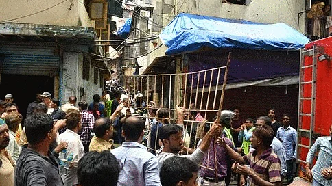 तस्वीरों में देखें मुंबई के डोंगरी में धराशायी हुई 4 मंजिला इमारत, हादसे के बाद मची चीख पुकार, करीब 50 लोग दबे