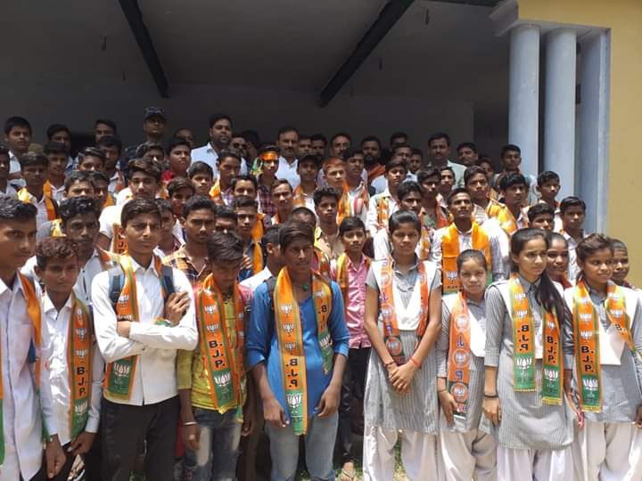 वीडियो: योगी राज में बीजेपी विधायक की ‘सियासी क्लास’ पहुंची स्कूल, बच्चों को दिलाई पार्टी की सदस्यता, मचा बवाल