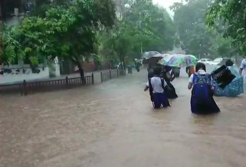 तस्वीरों में देखें मुंबई में भारी बारिश से लोग बेहाल, सड़कों से लेकर घरों तक पानी-पानी, रेलवे ट्रैक डूबा