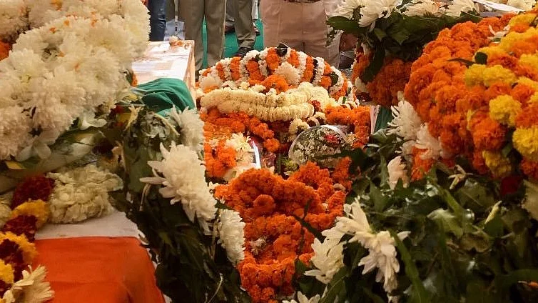 विष्णु नागर का व्यंग्यः हमारा देश बहुत खराब है, यहां मरने के बाद किसी की महानता का पता चलता है!