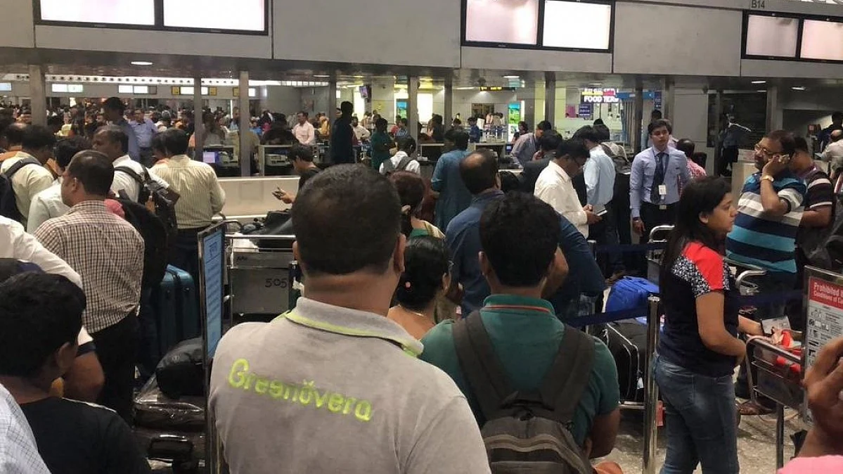 जम्मू-कश्मीर में खौफ का माहौल, विदेशी पर्यटकों को भी जगह छोड़ने की सलाह, एयरपोर्ट पर अफरा-तफरी