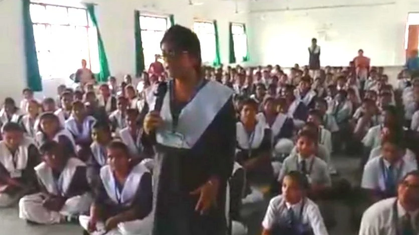 उन्नाव केस से जुड़ा सवाल पुलिस से पूछने वाली छात्रा का परिवार खौफ में, स्कूल भेजना किया बंद